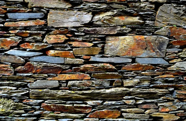 Rustik handhewn ahşap pencere Piodo, şist inşa taştan bir duvar içine ayarla yapılan şeyl taş yığınının, Portekiz şist köylerinden kırda do Xisto. 