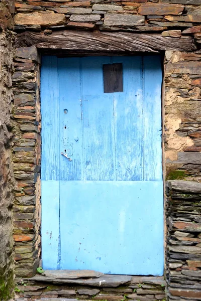 Janela Madeira Artesanal Rústica Inserida Numa Parede Pedra Construída Partir — Fotografia de Stock