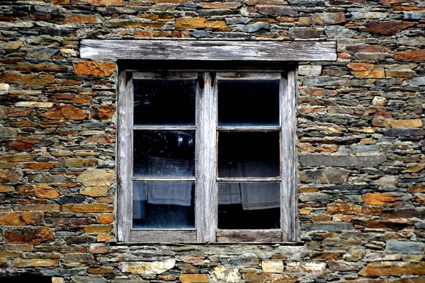Rustik handhewn ahşap pencere Piodo, şist inşa taştan bir duvar içine ayarla yapılan şeyl taş yığınının, Portekiz şist köylerinden kırda do Xisto. 