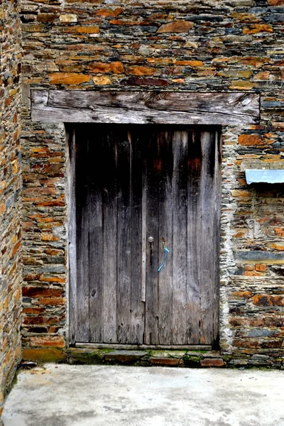 Janela Madeira Artesanal Rústica Inserida Numa Parede Pedra Construída Partir — Fotografia de Stock