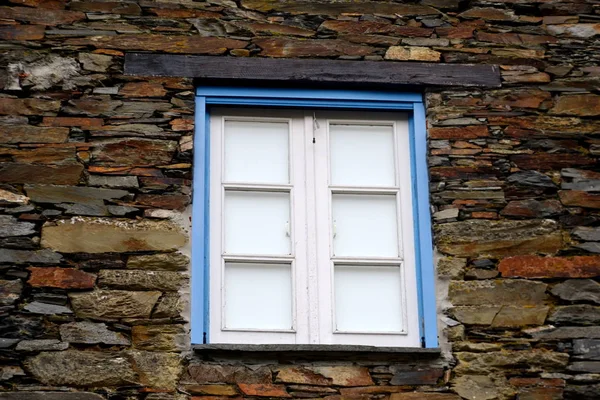 Rustikální Handhewn Dřevěné Okno Kamenné Zdi Postavené Břidlice Piodo Vyrobené — Stock fotografie