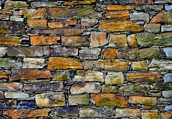 Eski bir geleneksel taş duvar şist şeyl taş yığını, Portekiz şist köylerinden kırda do Xisto yapılmış Piodao içinde inşa ayrıntı görünümünü kapat.