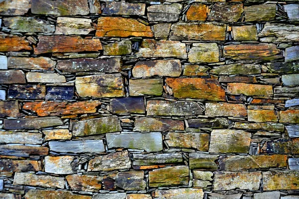 Eski bir geleneksel taş duvar şist şeyl taş yığını, Portekiz şist köylerinden kırda do Xisto yapılmış Piodao içinde inşa ayrıntı görünümünü kapat.