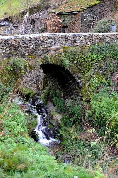 Köprü Xisto Piodao Olan Bir Geleneksel Şeyl Köy Dağlarda Uzak — Stok fotoğraf