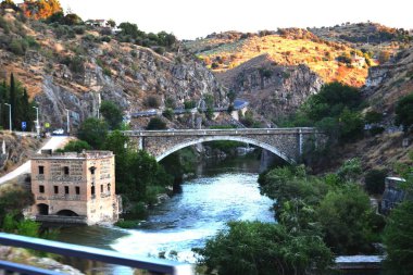 Tarihsel Toledo görünümü ve Tagus üzerinde Alcantara köprüsü, İspanya.