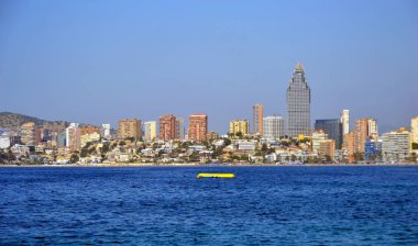 İspanya Alicante Akdeniz'de deniz kıyısında Benidorm şehir güneşli panoramik görünümü