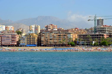 İspanya Alicante Akdeniz'de deniz kıyısında Benidorm şehir güneşli panoramik görünümü