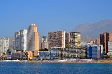 İspanya Alicante Akdeniz'de deniz kıyısında Benidorm şehir güneşli panoramik görünümü