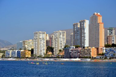 İspanya Alicante Akdeniz'de deniz kıyısında Benidorm şehir güneşli panoramik görünümü