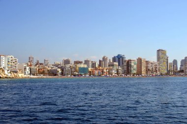 İspanya Alicante Akdeniz'de deniz kıyısında Benidorm şehir güneşli panoramik görünümü