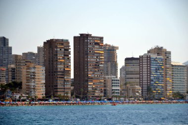 İspanya Alicante Akdeniz'de deniz kıyısında Benidorm şehir güneşli panoramik görünümü