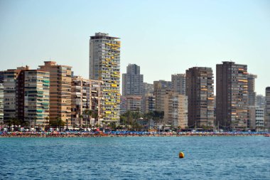 İspanya Alicante Akdeniz'de deniz kıyısında Benidorm şehir güneşli panoramik görünümü