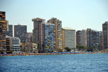 İspanya Alicante Akdeniz'de deniz kıyısında Benidorm şehir güneşli panoramik görünümü