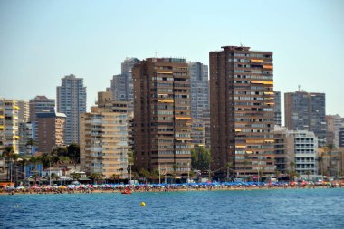 İspanya Alicante Akdeniz'de deniz kıyısında Benidorm şehir güneşli panoramik görünümü