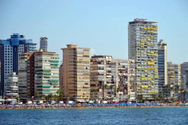 İspanya Alicante Akdeniz'de deniz kıyısında Benidorm şehir güneşli panoramik görünümü