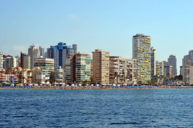 İspanya Alicante Akdeniz'de deniz kıyısında Benidorm şehir güneşli panoramik görünümü