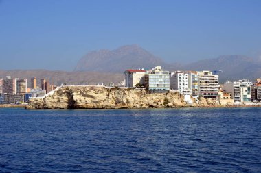 İspanya Alicante Akdeniz'de deniz kıyısında Benidorm şehir güneşli panoramik görünümü