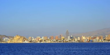 İspanya Alicante Akdeniz'de deniz kıyısında Benidorm şehir güneşli panoramik görünümü