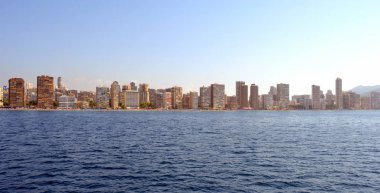 İspanya Alicante Akdeniz'de deniz kıyısında Benidorm şehir güneşli panoramik görünümü
