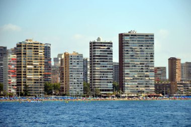 İspanya Alicante Akdeniz'de deniz kıyısında Benidorm şehir güneşli panoramik görünümü