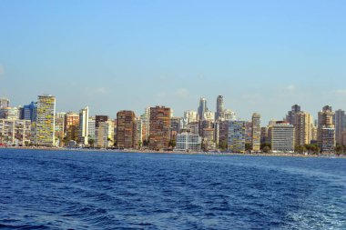 İspanya Alicante Akdeniz'de deniz kıyısında Benidorm şehir güneşli panoramik görünümü