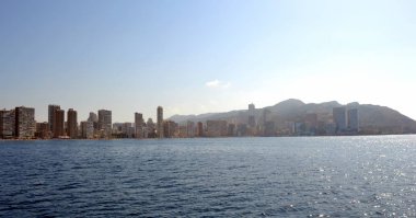 İspanya Alicante Akdeniz'de deniz kıyısında Benidorm şehir güneşli panoramik görünümü
