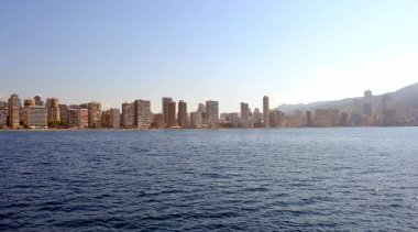 İspanya Alicante Akdeniz'de deniz kıyısında Benidorm şehir güneşli panoramik görünümü