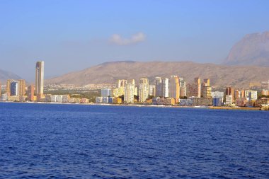 İspanya Alicante Akdeniz'de deniz kıyısında Benidorm şehir güneşli panoramik görünümü
