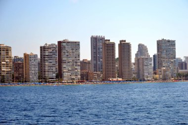 İspanya Alicante Akdeniz'de deniz kıyısında Benidorm şehir güneşli panoramik görünümü