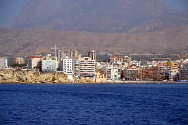 İspanya Alicante Akdeniz'de deniz kıyısında Benidorm şehir güneşli panoramik görünümü
