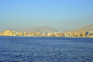 İspanya Alicante Akdeniz'de deniz kıyısında Benidorm şehir güneşli panoramik görünümü