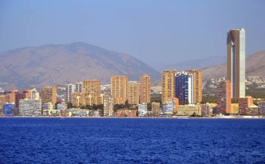 İspanya Alicante Akdeniz'de deniz kıyısında Benidorm şehir güneşli panoramik görünümü