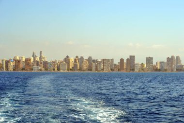 İspanya Alicante Akdeniz'de deniz kıyısında Benidorm şehir güneşli panoramik görünümü