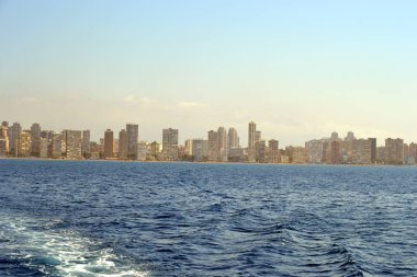 İspanya Alicante Akdeniz'de deniz kıyısında Benidorm şehir güneşli panoramik görünümü