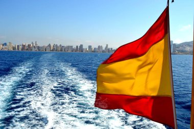 Binalar ve bayrak, İspanya Alicante Akdeniz Benidorm plaj