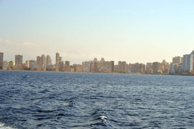 İspanya Alicante Akdeniz'de deniz kıyısında Benidorm şehir güneşli panoramik görünümü