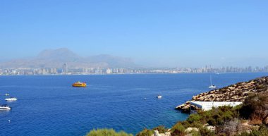 Binalar ve tekne, İspanya Alicante Akdeniz Benidorm plaj