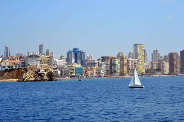 Binalar ve tekne, İspanya Alicante Akdeniz'de deniz kıyısı ile Benidorm şehir