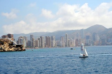 Binalar ve tekne, İspanya Alicante Akdeniz'de deniz kıyısı ile Benidorm şehir
