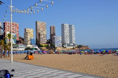 Turist Benidorm plajında panoramik görünümü 