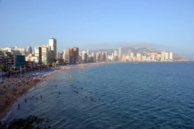 Turist Benidorm plajında panoramik görünümü 