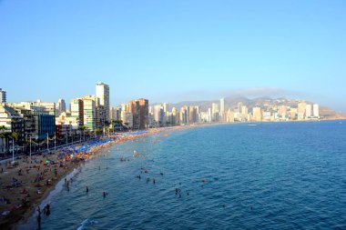 Turist Benidorm plajında panoramik görünümü 