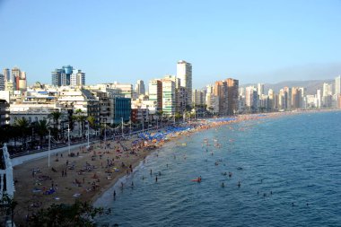 Turist Benidorm plajında panoramik görünümü 