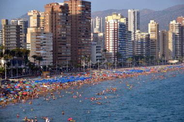 Turist Benidorm plajında panoramik görünümü 