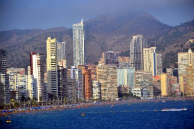 İspanya Alicante Akdeniz'de deniz kıyısında Benidorm şehir güneşli panoramik görünümü