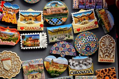 Granada'nın hediyelik eşyaları. Seramik arabesk mıknatıslar, İspanya