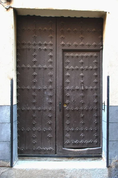 A cidade de Toledo encontramos esta porta, Espanha — Fotografia de Stock