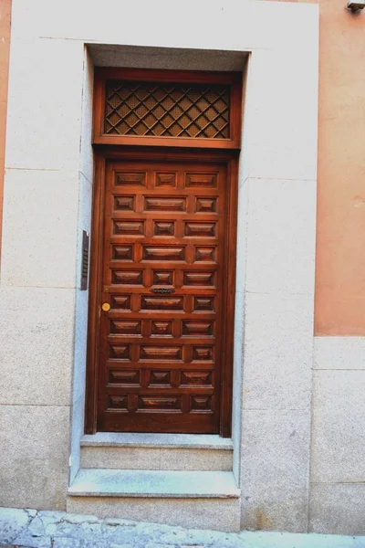 托莱多市，我们发现这扇门，西班牙 — 图库照片