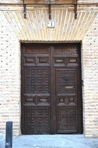 A cidade de Toledo encontramos esta porta, Espanha — Fotografia de Stock