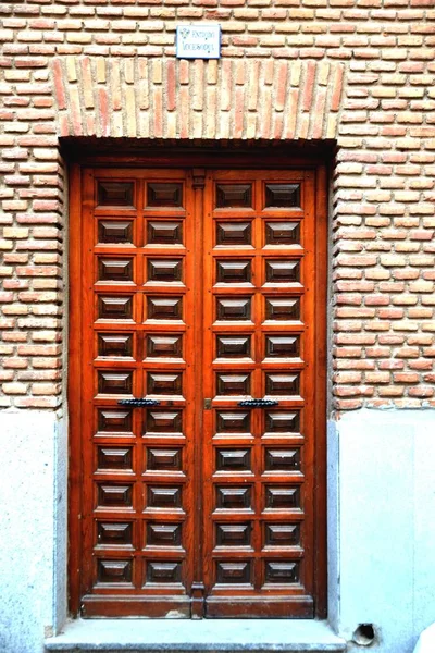 托莱多市，我们发现这扇门，西班牙 — 图库照片
